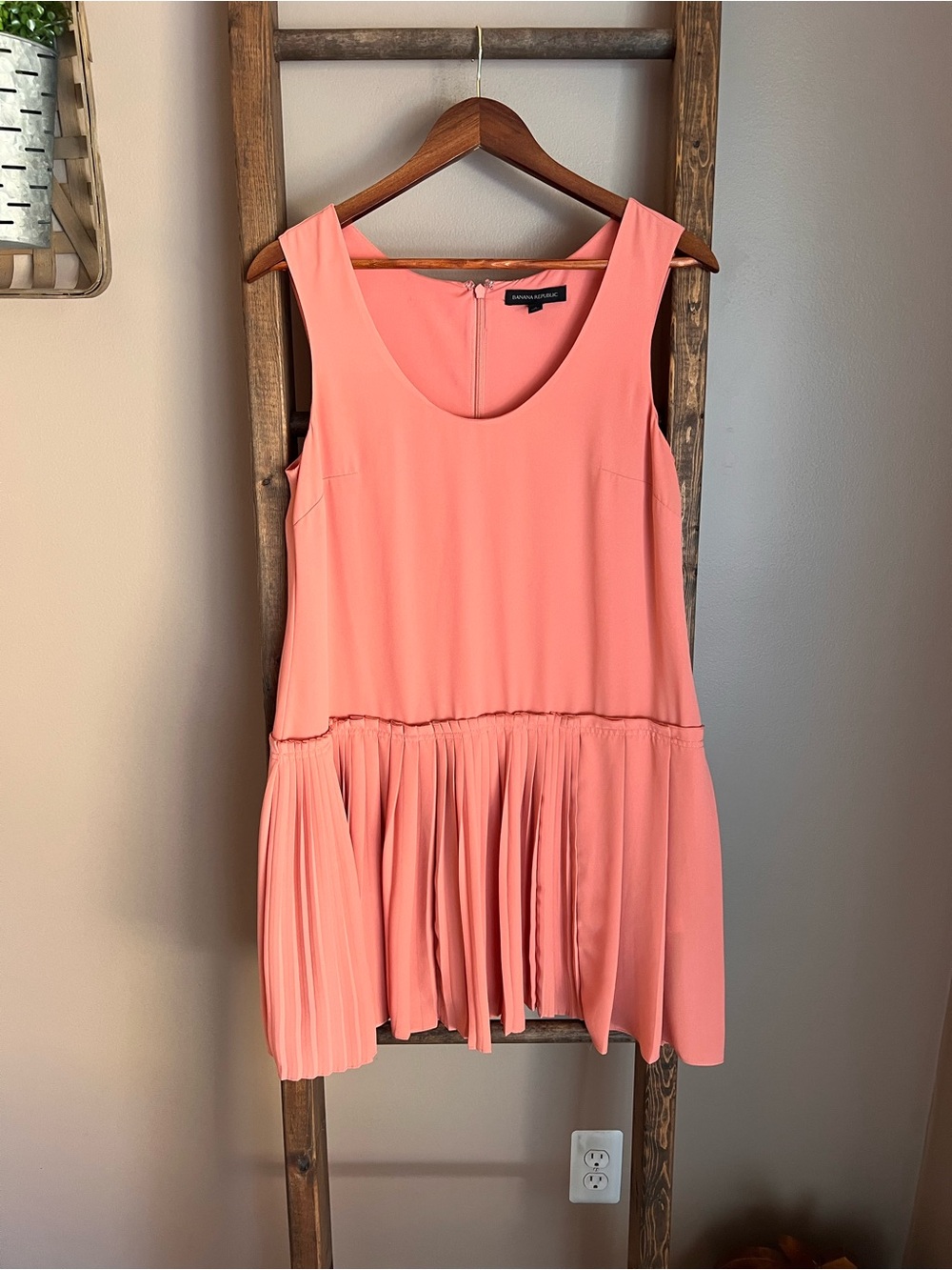 Banana Republic Coral Pleated Hem Sleeveless Dress